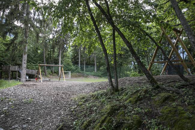Schöner großer Kinderspielplatz