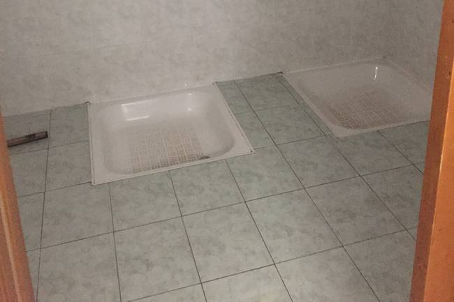 Untere Duschen, die oberen Duschen sind wesentlich kleiner