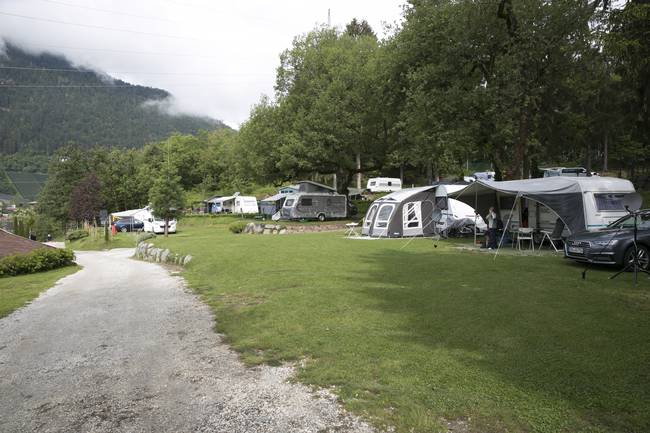 Campingplatz im mittleren Bereich im Halbschatten