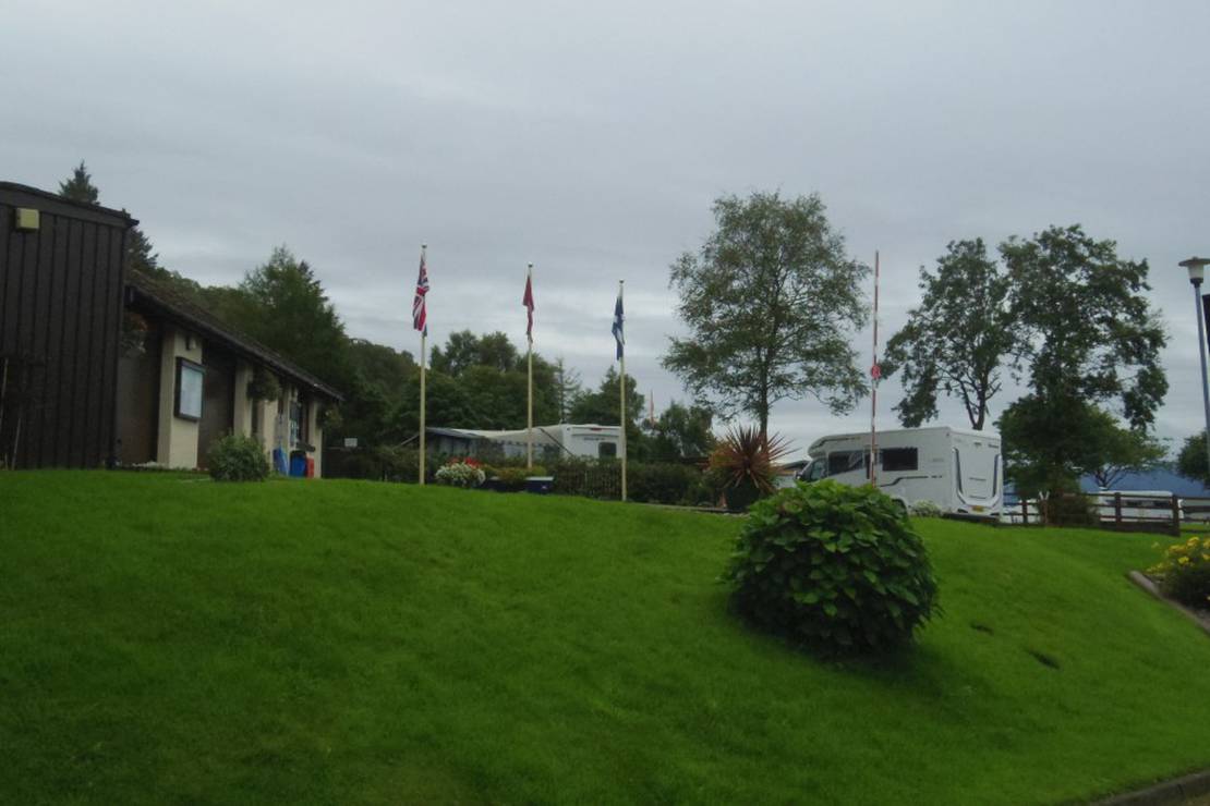 How far from the lake is Bunree Caravan Club Site?