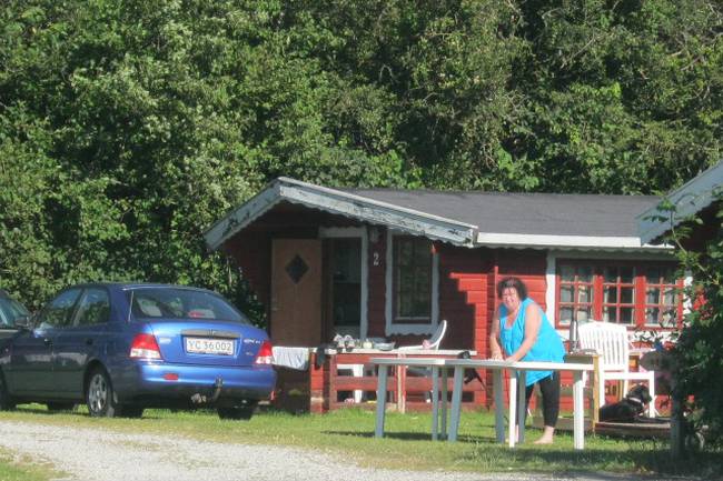 Pladsen har 10 hytter uden bad og toilet. Alle hytter ligger tæt på servicebygningerne.