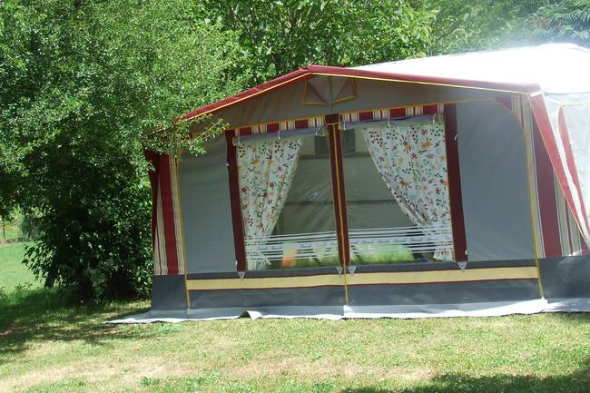 Caravane avec auvent pour 2 à 4 personnes de 150 à 250 € la semaine edf et camping compris. Taxe de séjour en sus
