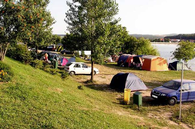 Bezprostredneé kempovanie pri vode, večer možnosť posedenia pri ohni