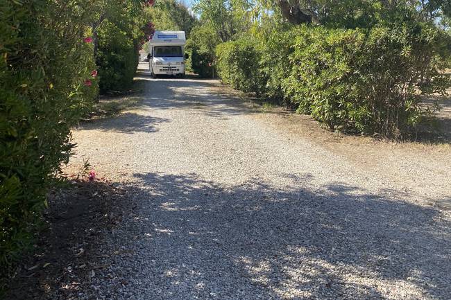 Wunderschönes Camping direkt am Meer, alles perfekt, von großen Stellplätzen bis zu Badezimmern und Strand