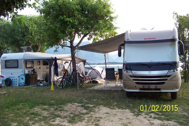 Stellplatz direkt am Zaun zum See