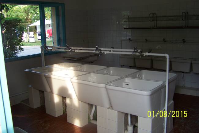 Spülküche mit sehr tiefen Becken