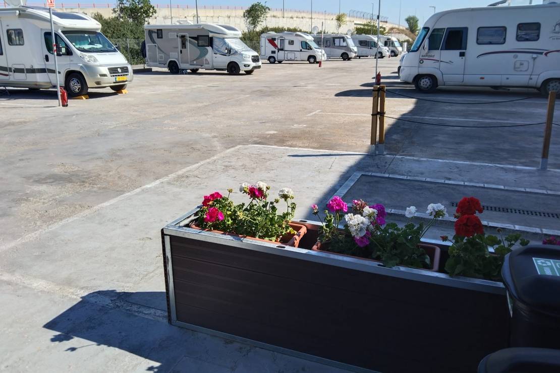 How far from the beach is Camper Park Aldaia?