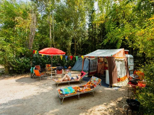 Camping Aire Naturelle La Peiriere 3