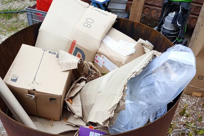 Müll soll von Gästen getrennt werden,so arbeitet der Platzwart.Plastig,Papier,Unrat wird verbrannt