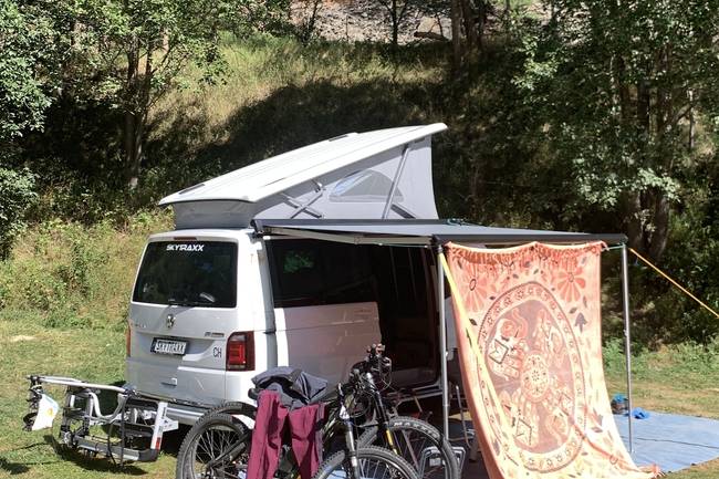 Toller Platz im hinteren Bereich gefunden und trotzdem nahe an den neuen WC/Duschanlagen. Nettes Personal. Nur Barzahlung; aber OK. Camping ist sehr gut gelegen für Europabrücke oder Zermatt.