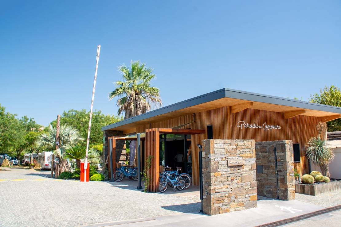 How far from the beach is Camping au Paradis des Campeurs?