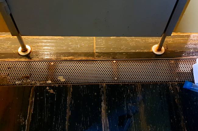 Duschen werden selten geputz. Wasserablauf in Richtung zur Tür