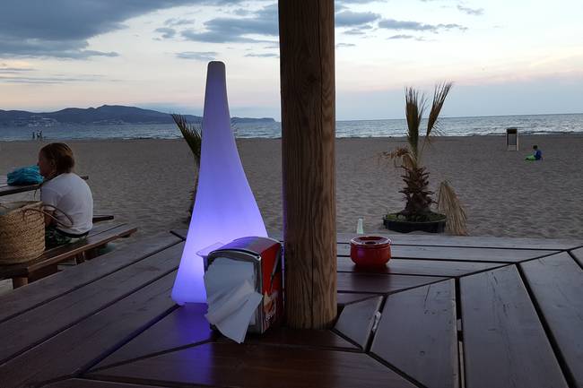 Strandbar am Abend