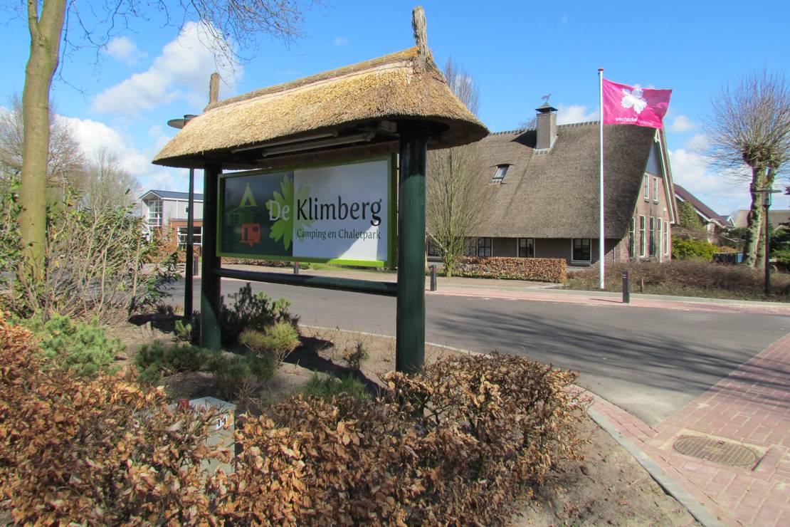 How far from the river is Camping De Klimberg?