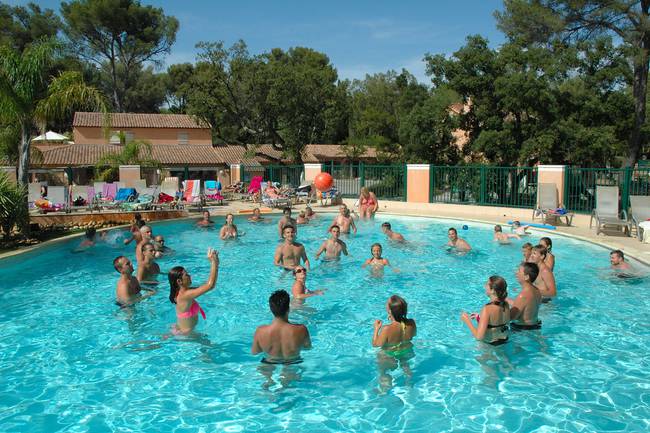 Dans le camping dans la piscine chauffée : aquagym plusieurs fois par semaine.
In the campsite in the heated pool: water aerobics several times a week.
