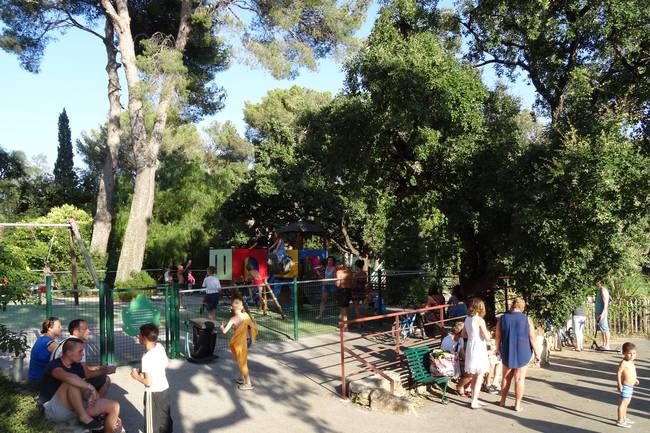 Le paradis des enfants,
Children's playground.