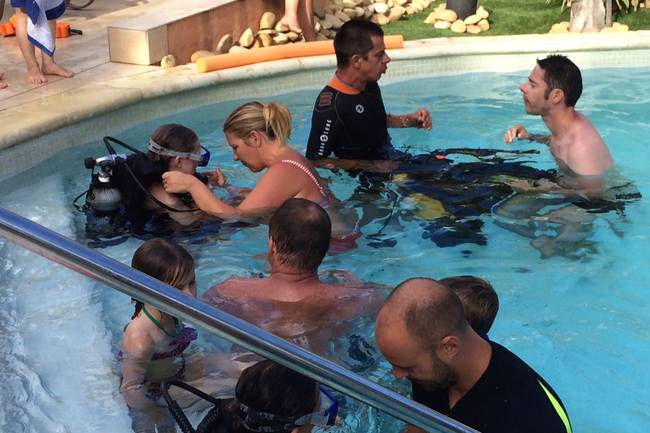 En partenariat avec le club "A l'eau plongée 83" mini baptême piscine au Camping. De quoi vous donner envie de découvrir les merveilleux fonds sous-marin de la rade de Hyères
In partnership with the club "At the water diving 83" mini baptism swimming pool at the campsite. What make you want to discover the wonderful underwater sea of Hyères harbor