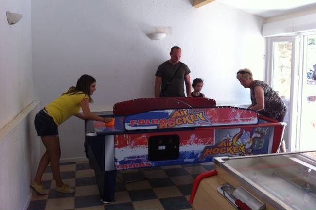 Salle de jeux babyfoot, air hockey, double flipper, etc