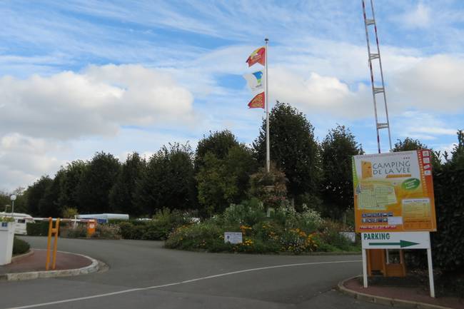 The entrance of the Camping de la Vée, in front of the parking.