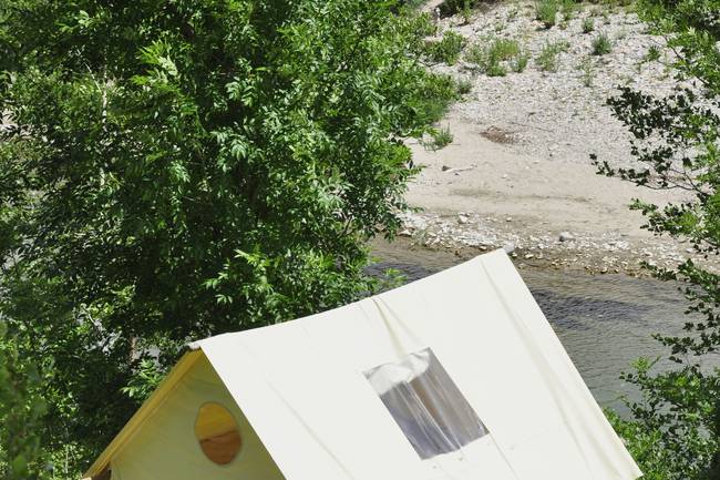 Bivouac sur pilotis.