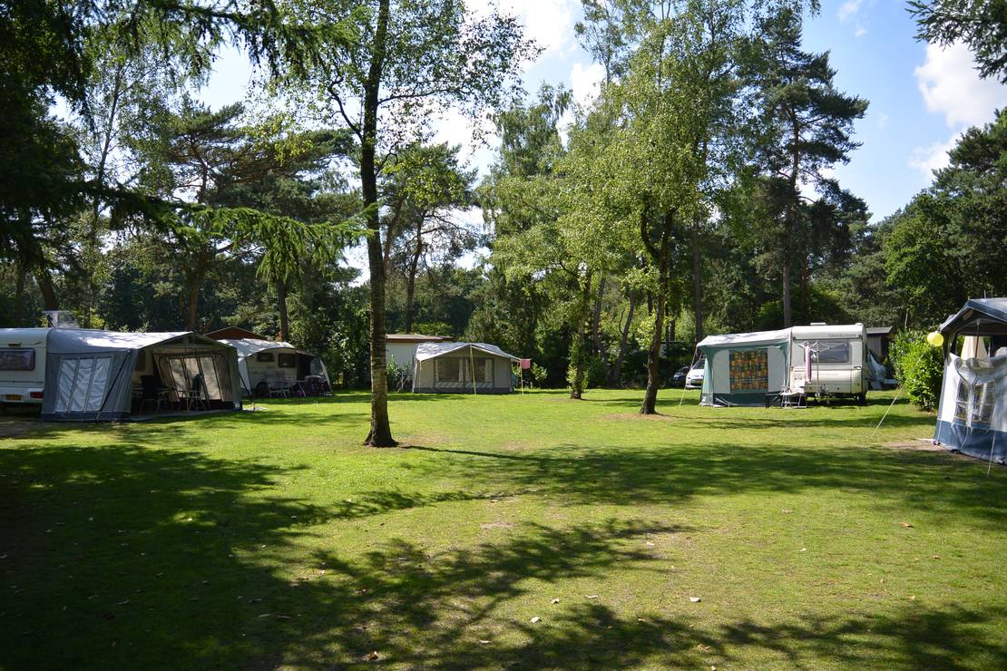 How far from the beach is Camping de Rimboe?