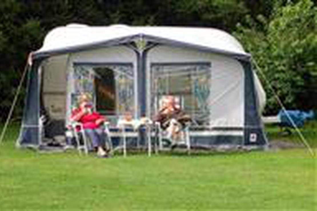 How far from the lake is Camping De Rusthoeve?
