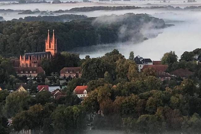 Der Nebel steigt in den Morgenstunden aus den Seen und hüllt das Kloster in ein mystisches Gewand.