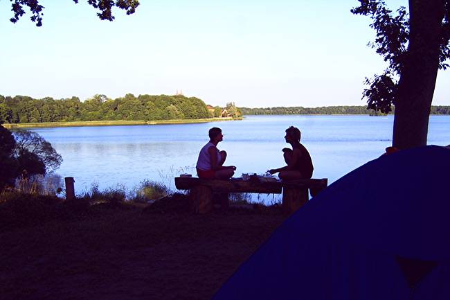 Der Blick vom Platz auf den See.

"Blickst Du vom Campingplatz zum See, dann ragt ein Kloster in die Höh."