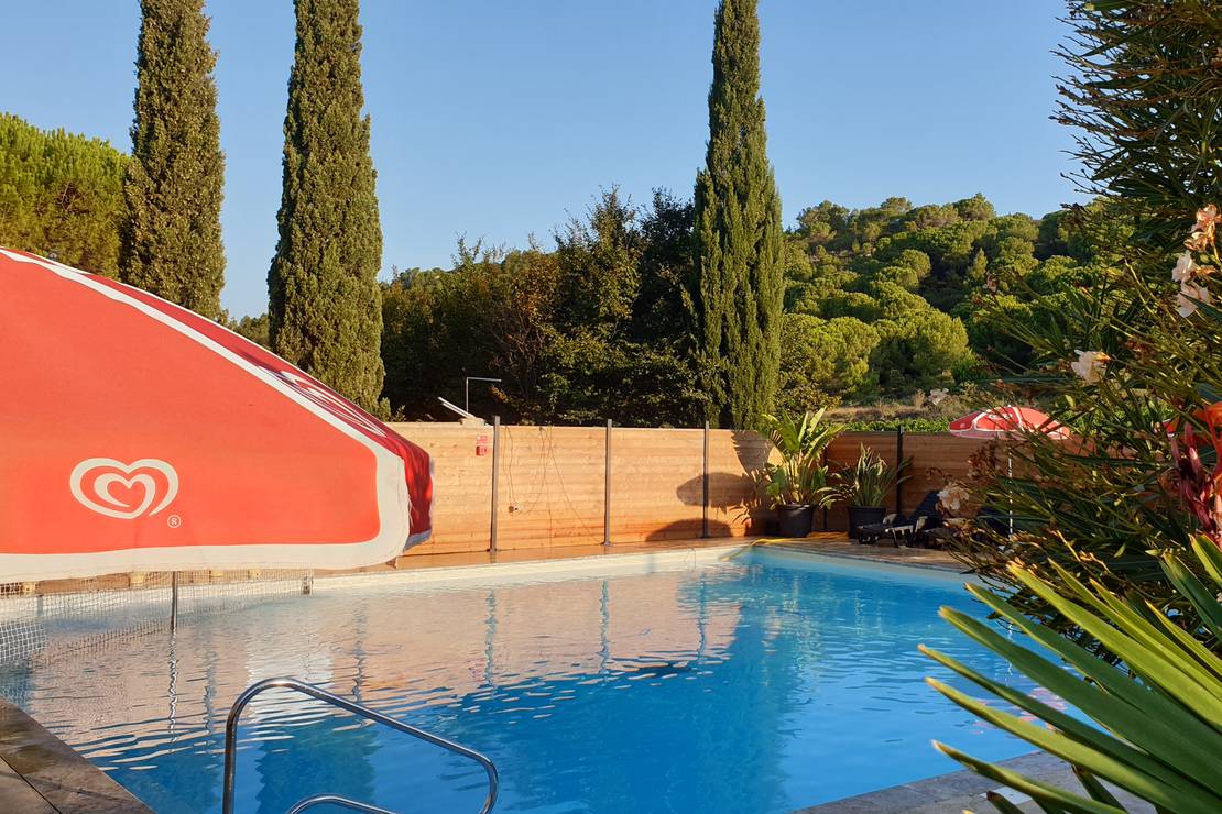 How far from the sea is Ushuaïa Villages Camping Figurotta?