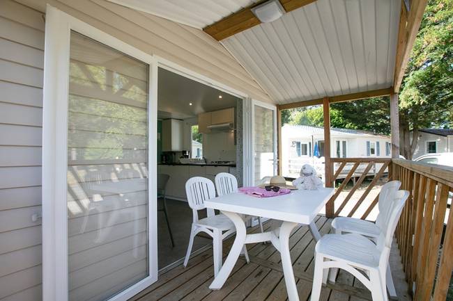 All our mobil homes have covered terraces and are fully equiped in the kitchen.