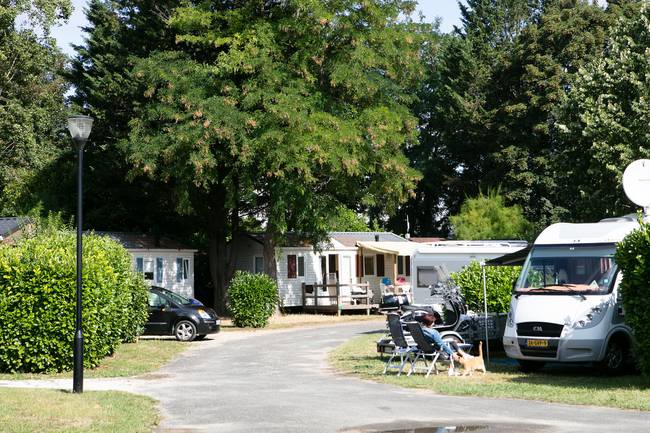 The pitches for caravans and campervans are mixed with the mobil homes. So its possible to hire and ask for a pitch next to the hirefacility