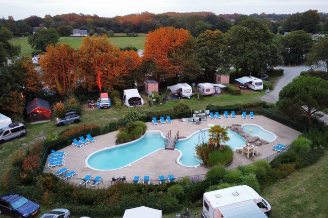 camping places with private sanitary sea view around the pool