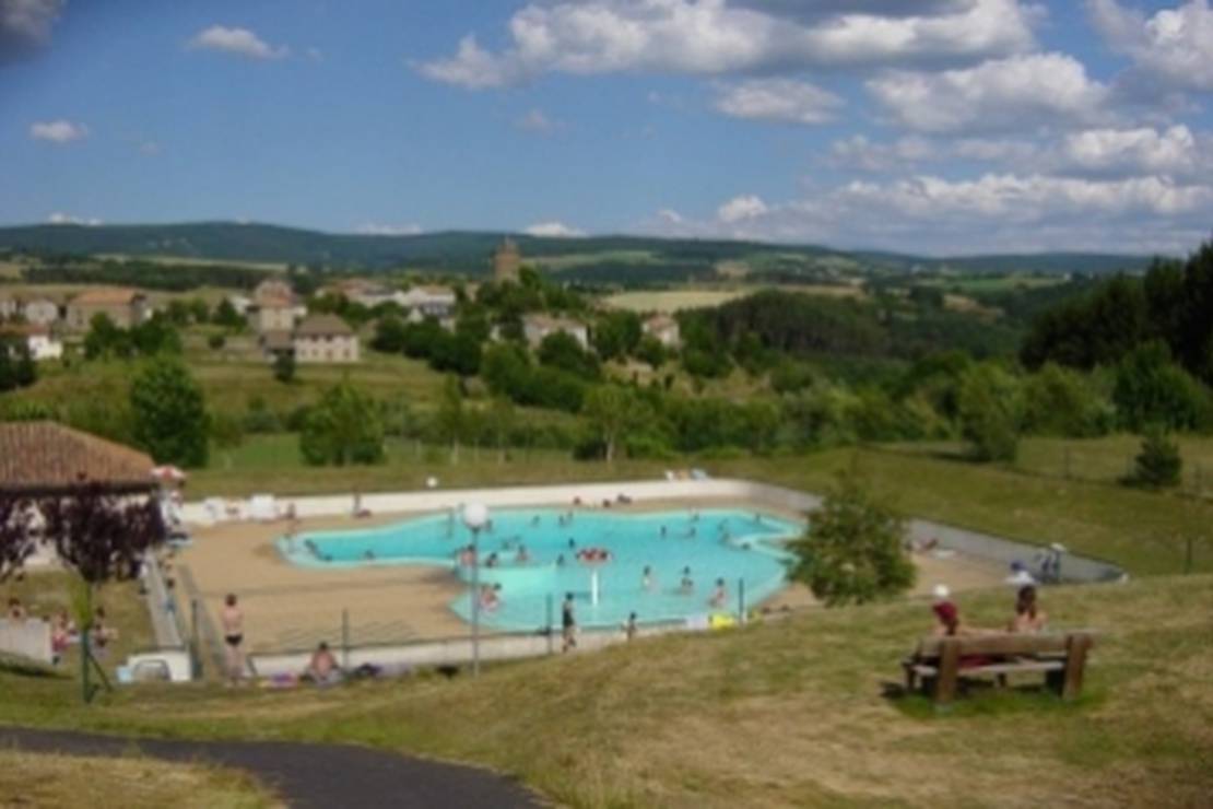 How far from the lake is Camping Le Petit Bois?