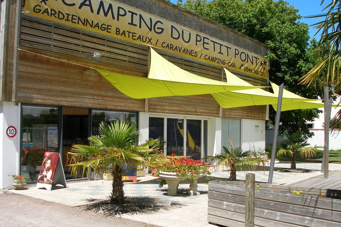 How far from the beach is Camping Le Petit Pont?