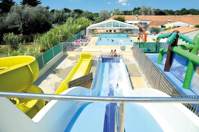 La piscine chauffée, le toboggan aquatique, les 2
pistes du pentaglisse, la pataugeoire pour les petits,
autant d’atouts pour des vacances aquatiques
réussies.
Les jeux gonflables renforcent les activités ludiques.
Vous pourrez surveiller vos enfants tout en vous
reposant sur les transats du solarium ou à partir de
la terrasse du bar-restaurant.