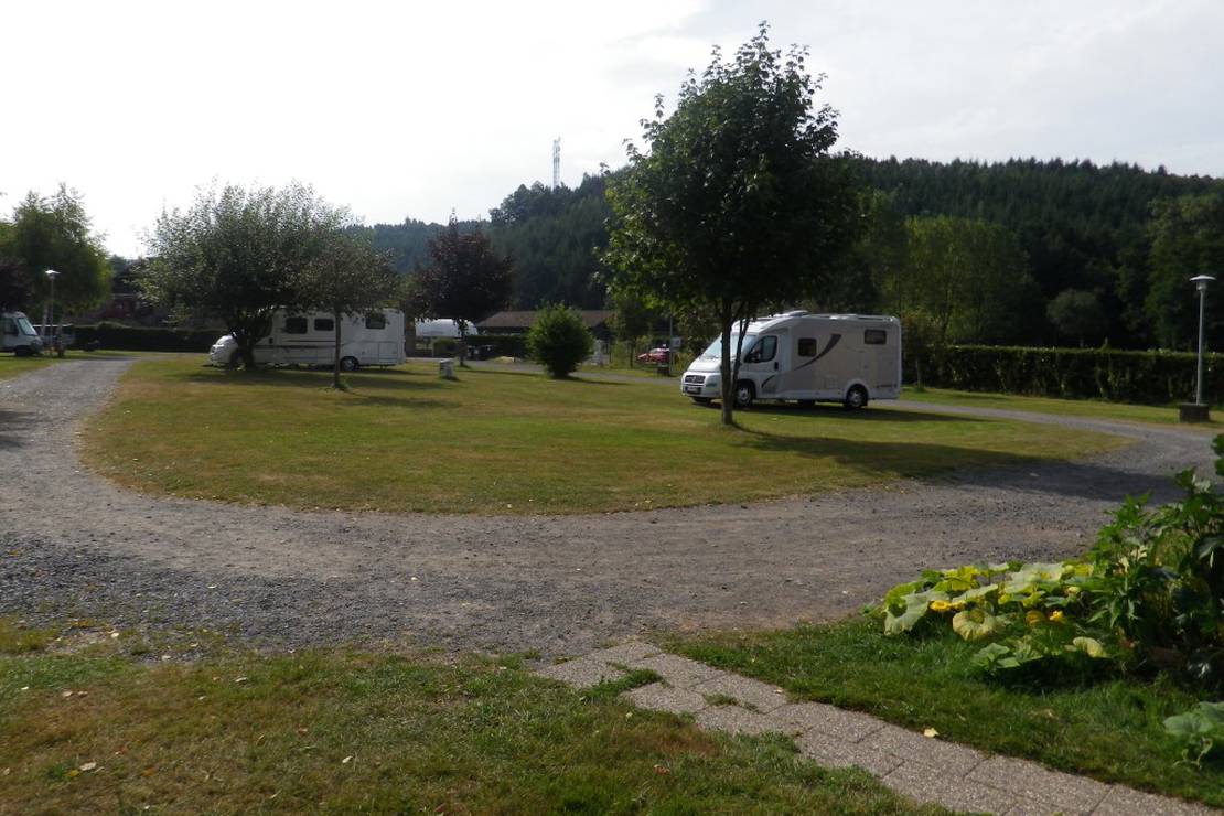 How far from the river is Camping Municipal?