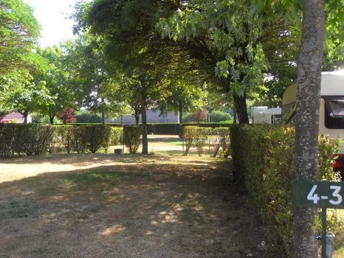 Camping Municipal "Les Bords De Besbre" 4