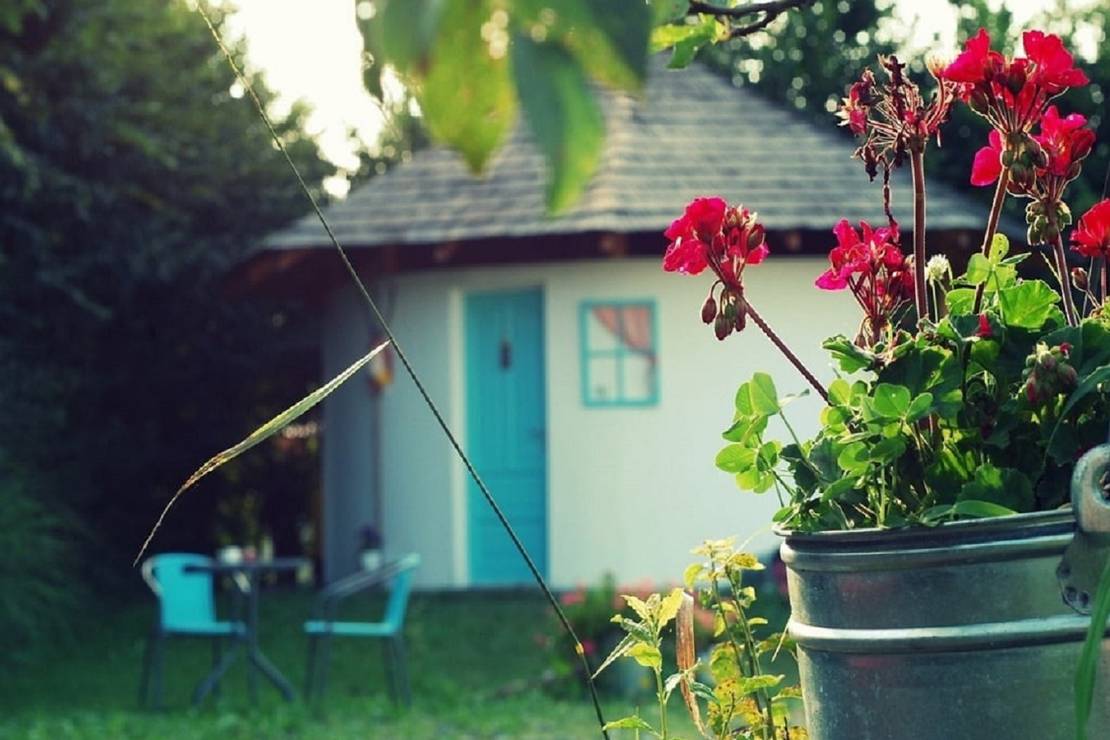 How far from the lake is Camping Noroc Maramures?
