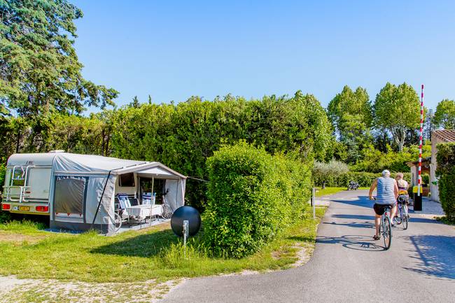 Emplacements plats et délimités au camping Pegomas
