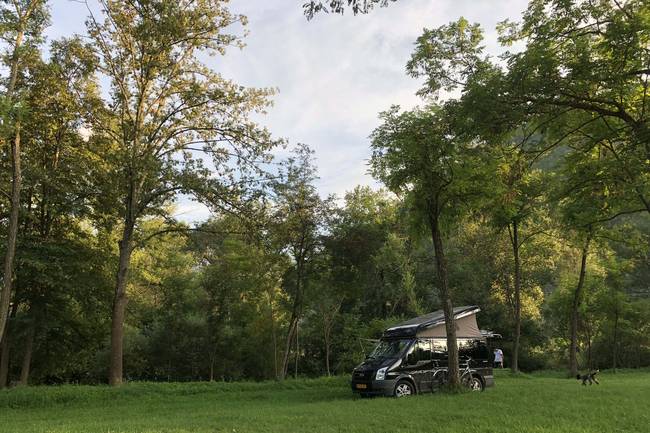 Camperplek aan het riviertje