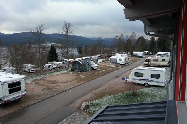 Ausblick aus dem Sanitärgebäude nach rechts