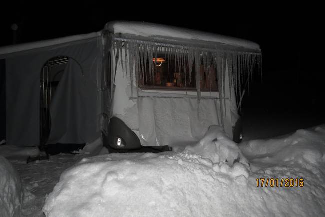 Eiszapfen am Wohnwagen