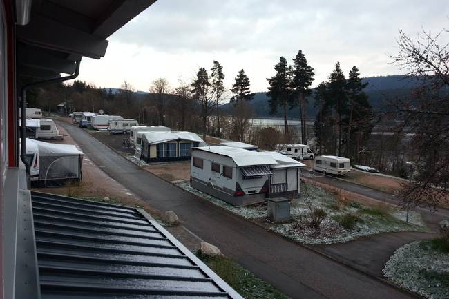 Ausblick aus dem Sanitärgebäude nach links