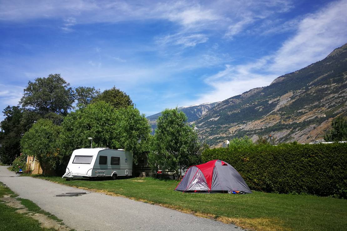 How far from the river is Camping Simplonblick?