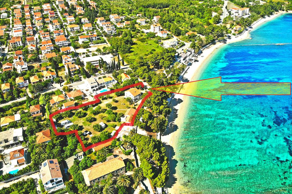 How far from the beach is Camping Trstenica?