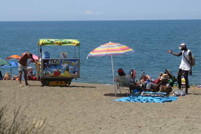 Strandverkäufer, auch für Sonnenschirme und Decken