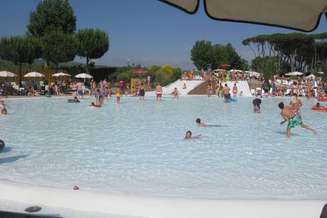 Einziges Rutschvergnügen, ein bisschen wenig. Ansonsten Schwimmen, Wasserspiele und Kleinkinderplanschen möglich.