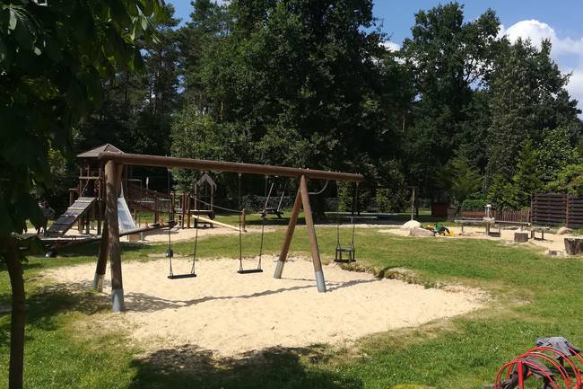 Der große Kinderspielplatz mit Matschanlage
