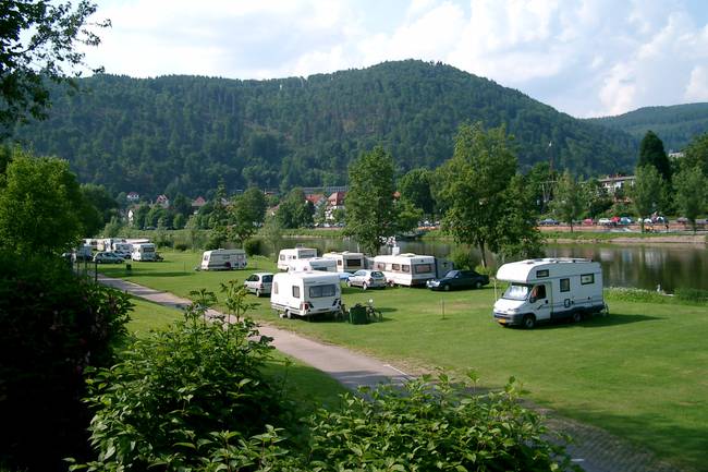 Geniessen Sie die herrliche Lage des Campingplatzes direkt am Neckar und am Radweg und lassen sich vom dem zauberhaften Blick auf die Altstadt Eberbachs faszinieren.