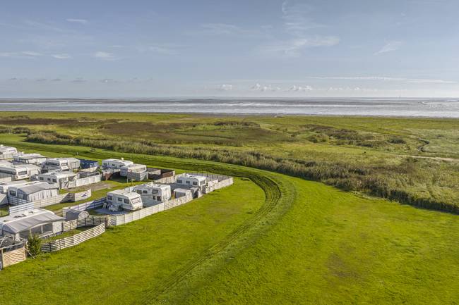 Vogelperspektive auf den Nordsee-Campingplatz Hooksiel und seine einmalige Lage direkt an den Salzwiesen im UNESCO Weltnaturerbe Wattenmeer.